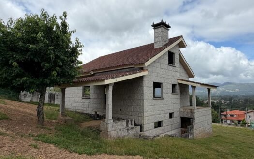 Casa o chalet independiente en venta en San Esteban de Budiño, Rubindo   Proyecto por finalizar.  250.000 €